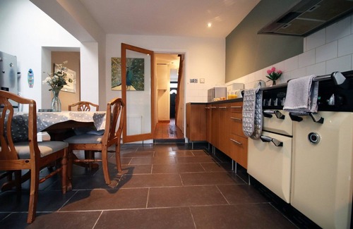 Splott Casa | Cohost Partners Modern Retreat in Cardiff