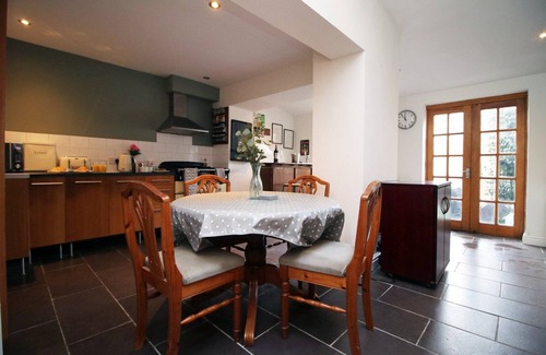 Splott Casa | Cohost Partners Modern Retreat in Cardiff
