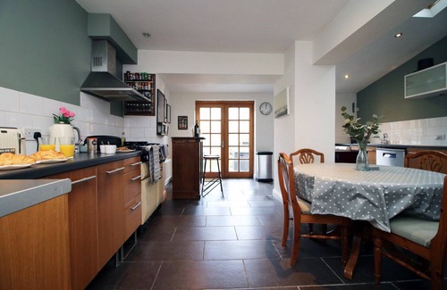 Splott Casa | Cohost Partners Modern Retreat in Cardiff