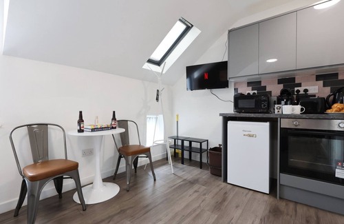 Penylan Apartamento | Cohost Partners Studio Renovated 2025