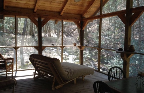 Tellico Plains Cabina | Coker Creek Creekside Bungalow