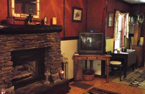 Tellico Plains Cabina | Coker Creek Creekside Bungalow
