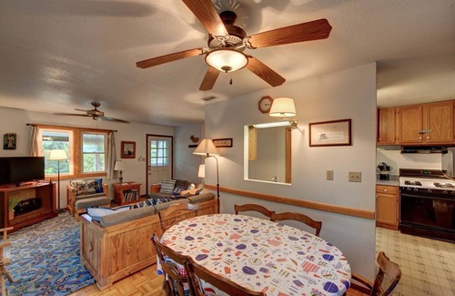 Ocracoke Apartamento | Cole Bin: Located on a quiet street in Ocracoke