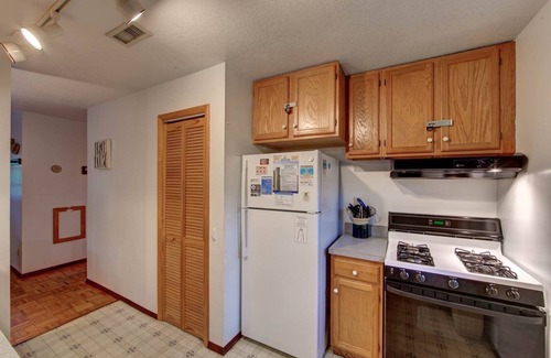Ocracoke Apartamento | Cole Bin: Located on a quiet street in Ocracoke