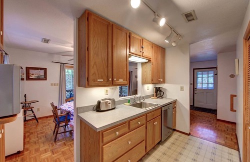 Ocracoke Apartamento | Cole Bin: Located on a quiet street in Ocracoke