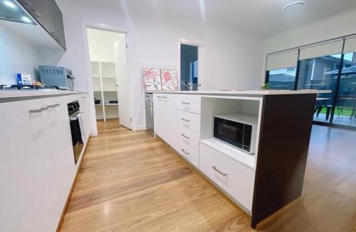Colebee Casa | Colebee 4 Bedroom House Walk to Park and Shops