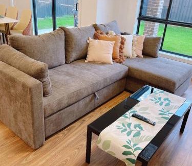 Colebee Casa | Colebee 4 Bedroom House Walk to Park and Shops