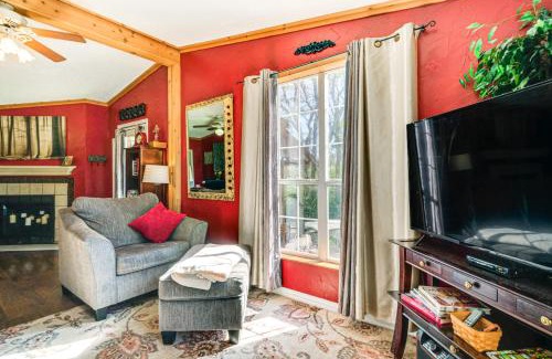 Wellborn Casa | College Station Getaway with Hot Tub and Courtyard!