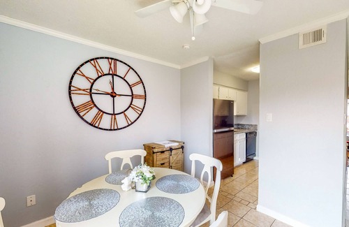 College Station Condominio | College Town Condo, Enclosed Patio, Shared Pool