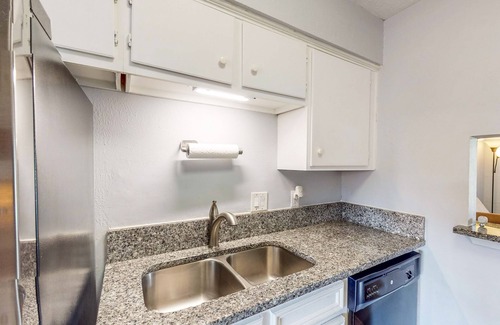 College Station Condominio | College Town Condo, Enclosed Patio, Shared Pool