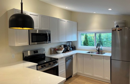 Collingwood Casa | Collingwood. Walk to the water. Hot Tub. Pet friendly. Short drive to Blue Mt.