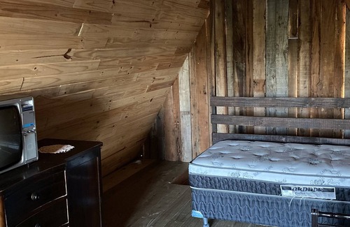 Prudentopolis Chalet De Esquí | Colonial chalet with antique decor, near the exit to the giant waterfalls