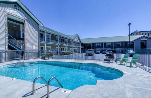 Pigeon Forge Condominio | Colonial Crest 110 - Great Location! - You Can Walk To Town! 2 Bedroom Condo by RedAwning