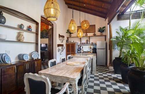 Granada Casa | Elegancia Colonial y Refugio junto a la Piscina