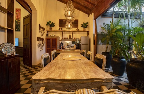 Granada Casa | Elegancia Colonial y Refugio junto a la Piscina