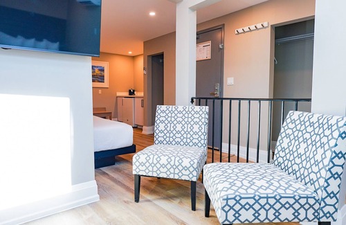 Grand Bend Hotel | Colonial Hotel & Suites - Triple Queen