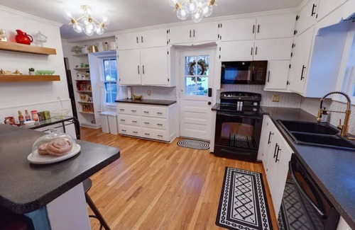 Mission Casa | Colonial Oasis w/Pool & Spa 🏖 Near Hwy, Sleeps 9