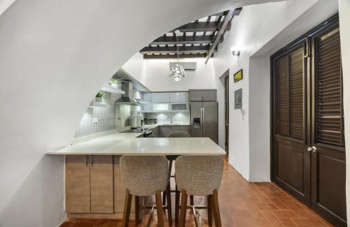 Old San Juan Apartamento | Colonial Villa Just Remodeled 2 floors Indoor Patio & Tub
