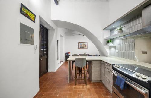 Old San Juan Apartamento | Colonial Villa Just Remodeled 2 floors Indoor Patio & Tub
