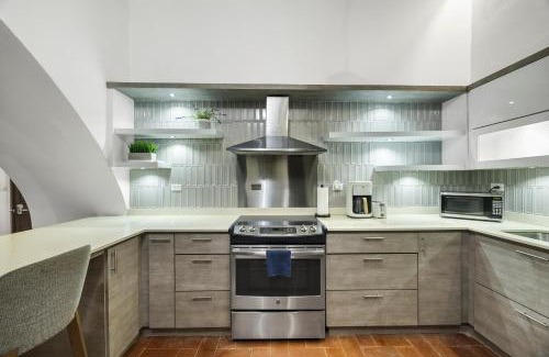 Old San Juan Apartamento | Colonial Villa Just Remodeled 2 floors Indoor Patio & Tub