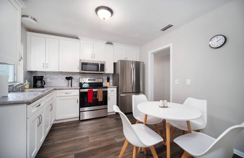 Cedar Hills Casa | ~Color Casa Sleeps 12 Near NAS Jax~