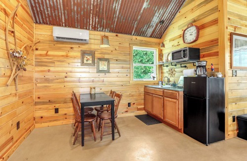 Wimberley Cabina | Colorado Cabin Vibes + Firepit & Pickleball Fun
