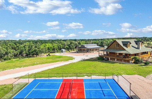 Wimberley Cabina | Colorado Cabin Vibes + Firepit & Pickleball Fun