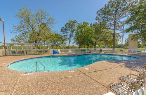 Columbus Otro | Colorado River Camping Resort Wheelchair Accessible Cabin 4