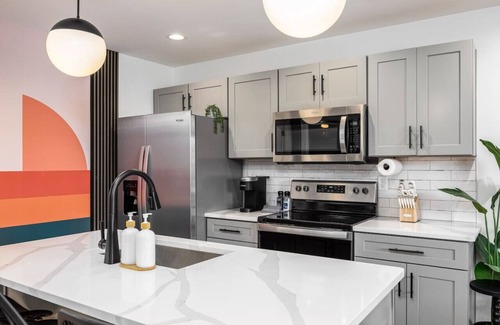 Hillsboro West End Apartamento | Colorful 2 Bedroom Retreat with 3 Beds, Patio + Free Parking