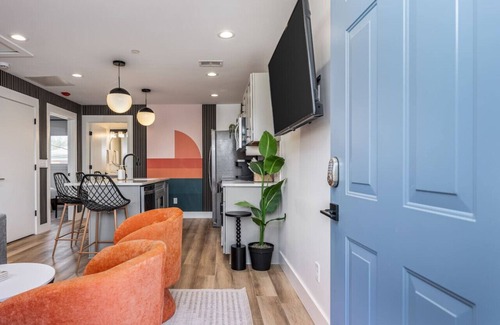 Hillsboro West End Apartamento | Colorful 2 Bedroom Retreat with 3 Beds, Patio + Free Parking