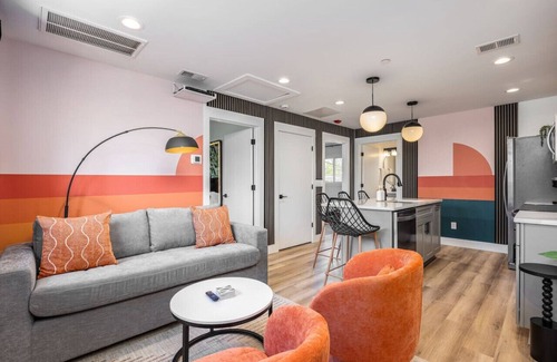 Hillsboro West End Apartamento | Colorful 2 Bedroom Retreat with 3 Beds, Patio + Free Parking