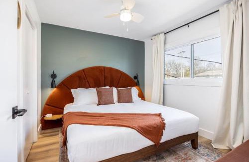 Hillsboro Village Apartamento | Colorful 2 Bedroom Retreat with 3 Beds Patio and Free Parking