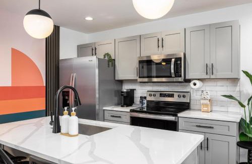Hillsboro Village Apartamento | Colorful 2 Bedroom Retreat with 3 Beds Patio and Free Parking