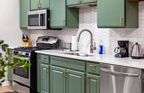 Pittsburgh Casa | Colorful 5BR 3BA in Oakland, near Pitt & CMU