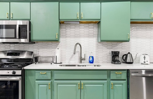 Pittsburgh Casa | Colorful 5BR 3BA in Oakland, near Pitt & CMU