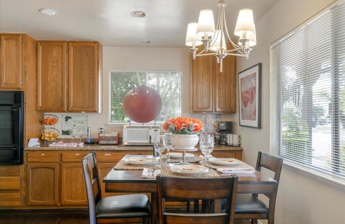 Paso Robles Apartamento | Colorful Artist's Bungalow Walk Downtown Paso