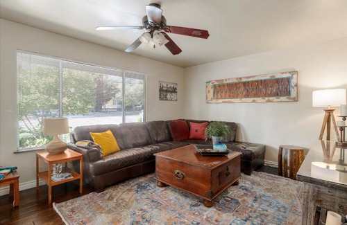 Paso Robles Apartamento | Colorful Artist's Bungalow Walk Downtown Paso