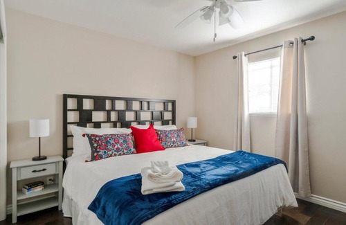 Paso Robles Apartamento | Colorful Artist's Bungalow Walk Downtown Paso