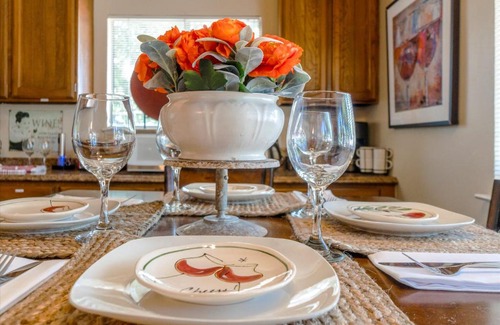 Paso Robles Apartamento | Colorful Artist's Bungalow Walk Downtown Paso