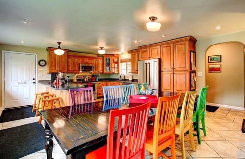 East Colorado Springs Casa | Alquiler de vacaciones de Colorado colorido. El único nivel de un VRBO en Colo. ¡Muelles!