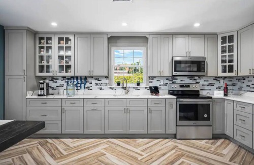 South Side Apartamento | Colorful, Comfy & Modern - Close to NYC - Parking!