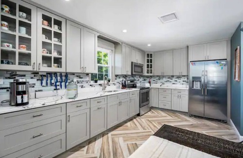 South Side Apartamento | Colorful, Comfy & Modern - Close to NYC - Parking!