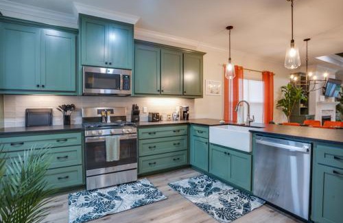 Tallahassee Casa | Colorful Cozy 3BD Near Football Parks Lake and Airport