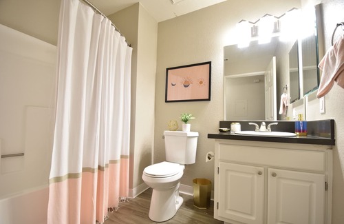 Sacramento Apartamento | Colorful & Cozy King & Queen Suite