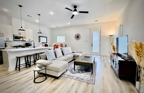 North Houston Casa | Colorful Dining Experience in Cozy Getaway