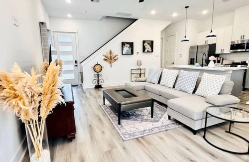 North Houston Casa | Colorful Dining Experience in Cozy Getaway