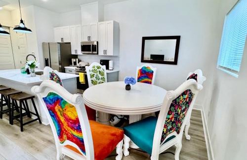 North Houston Casa | Colorful Dining Experience in Cozy Getaway