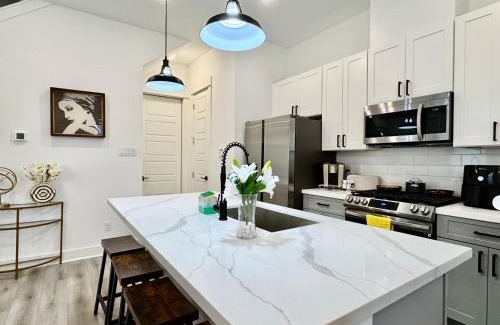 North Houston Casa | Colorful Dining Experience in Cozy Getaway