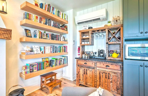 Arrow Point Casa | Colorful Golden Getaway w/ Panoramic Views!