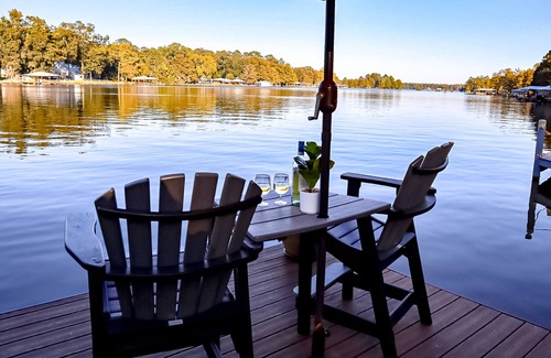 Cobb Cabina | Colorful lakefront home with private dock, scenic porch, washer/dryer, & AC
